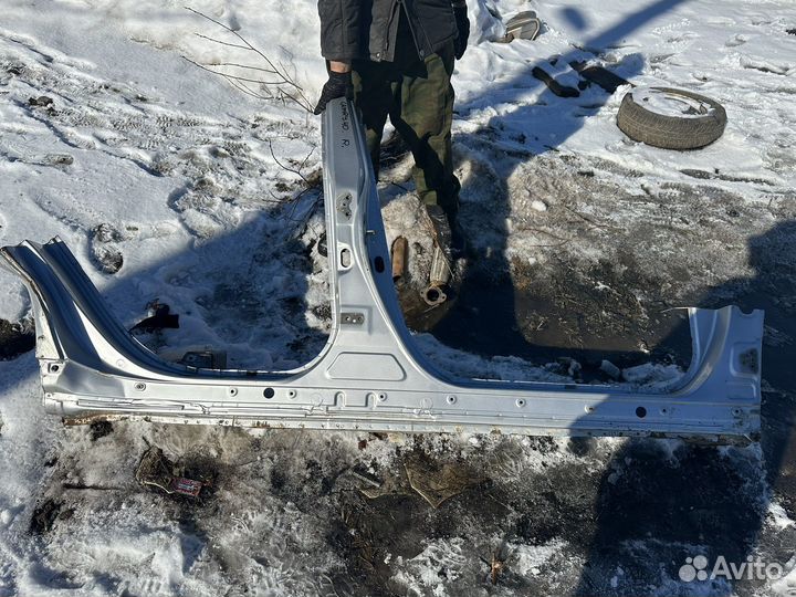 Правый порог со стойкой Toyota Camry V40