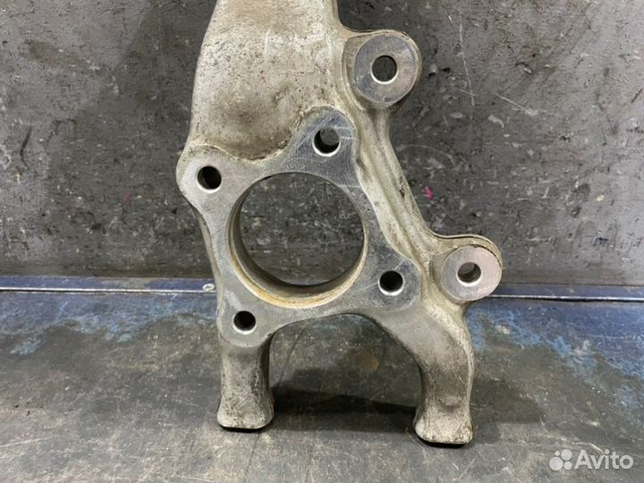 Кулак поворотный передний левый Toyota Mark X