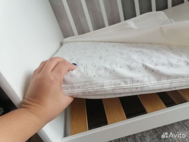 Детская кроватка с маятником и ящиком