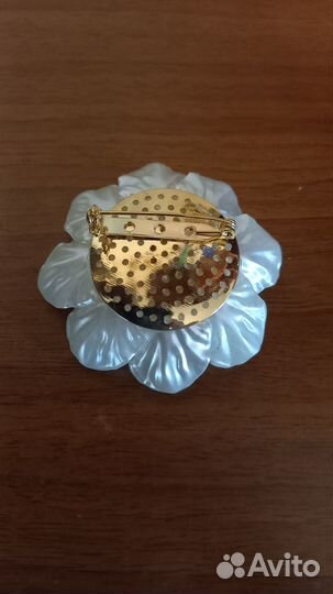 Брошь с жемчужинами