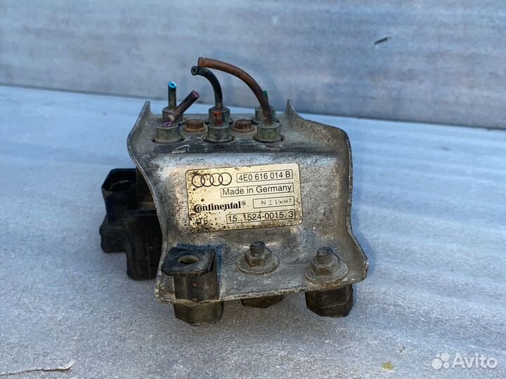 Блок клапанов пневмоподвески Audi A8 D3 4.2 BV)