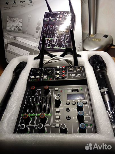 Микшер с двумя встроенными радиомикрофонами