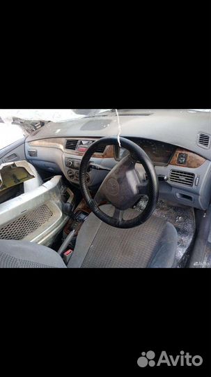 Много запчастей на mitsubishi lancer цедия