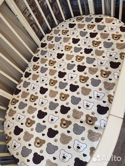 Детская кроватка с маятником