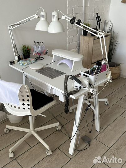 Оборудованный стол маникюра