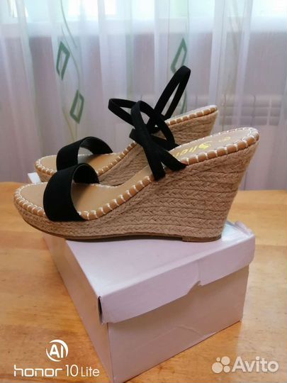 Сандалии новые