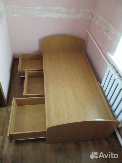 Кровать с ящиками для белья