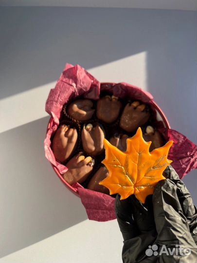 Финики в круглой коробке