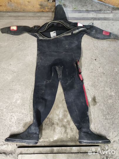 Сухой гидрокостюм для дайвинга