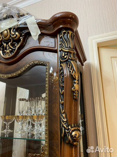 Шкаф витрина