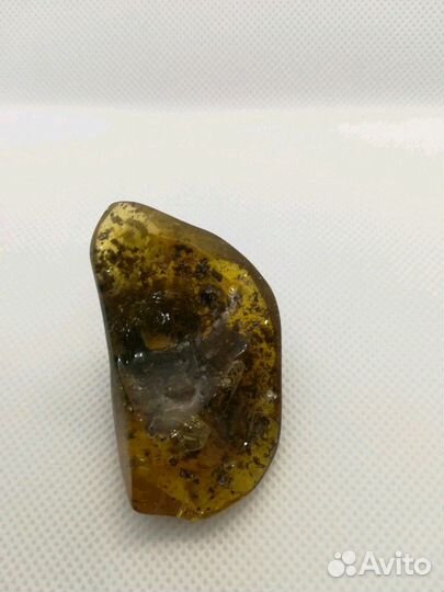 Сувенирный кусочек янтаря с инклюзом