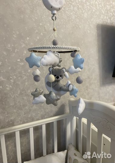 Детская кроватка с маятником и ящиком