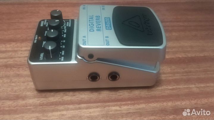 Гитарная педаль Behringer DR600 digital reverb