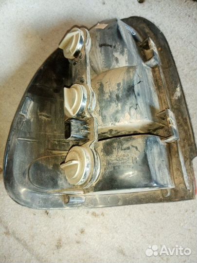 Фонарь задний правый Dodge Caravan grand 3.3 1997