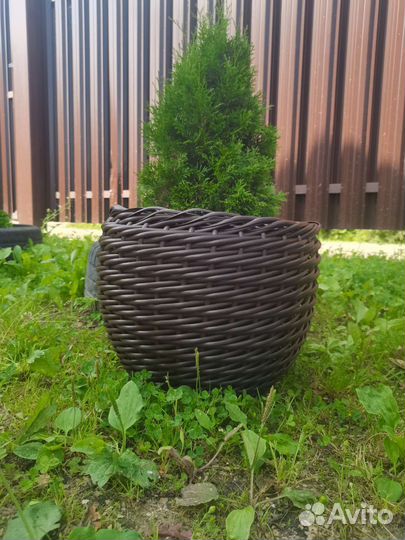 Кашпо из искусственного ротанга