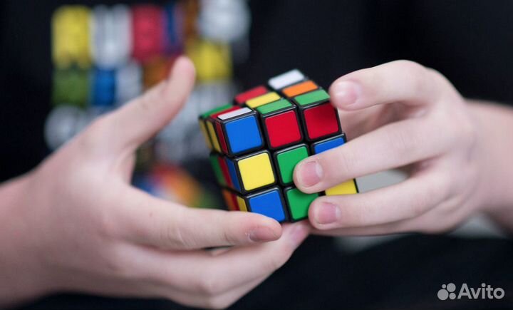 Чемпион научит собирать Кубик Рубика