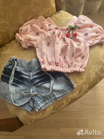 Джинсовые шорты и топ