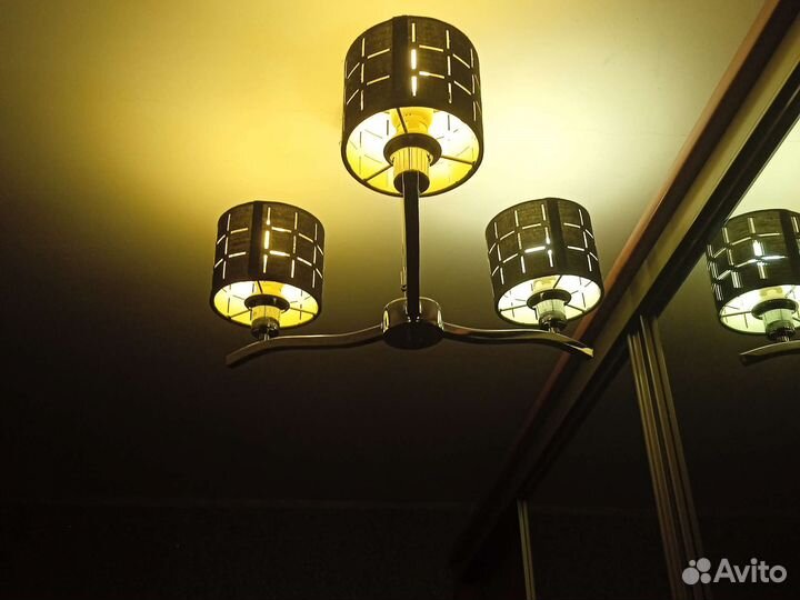 Люстра, деревянные маски. Золотой, кофейный сервиз