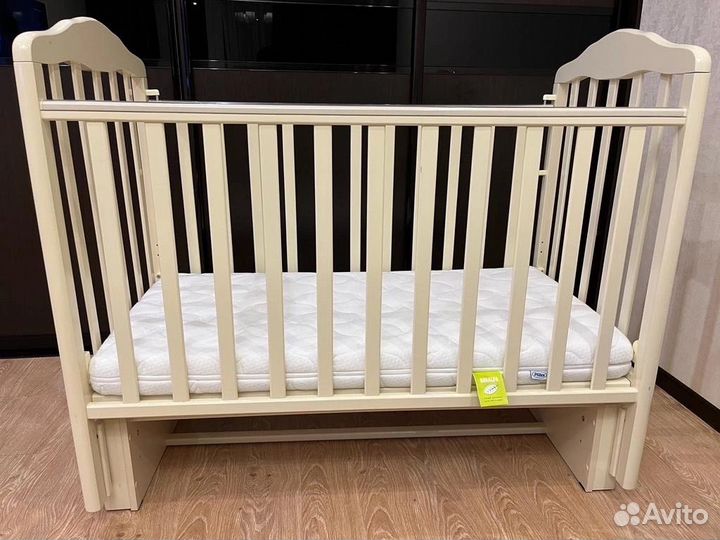 Детская кроватка с маятником и матрасом