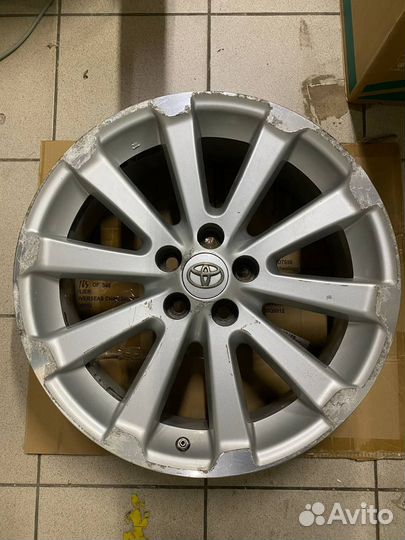 Комплект оригинальных литых дисков Toyota R19