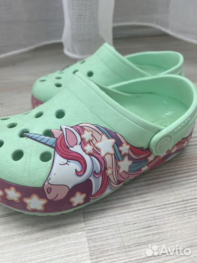 Обувь на девочку. шлепки crocs и кроссовки