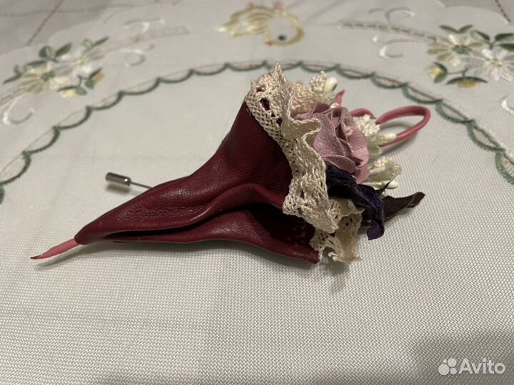 Брошь ручной работы из натуральной кожи