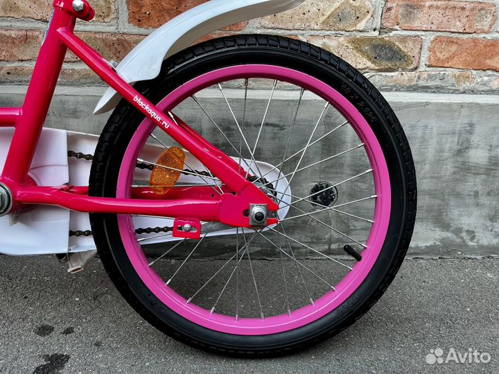 Детский велосипед с дополнительными колесами