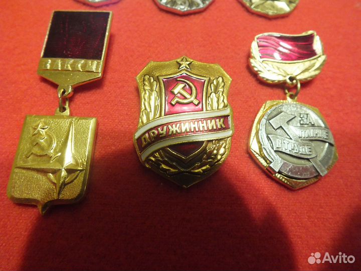 Знаки - значки цк влксм в коллекцию. Новые