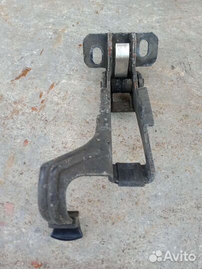 Крючок замка капота B4