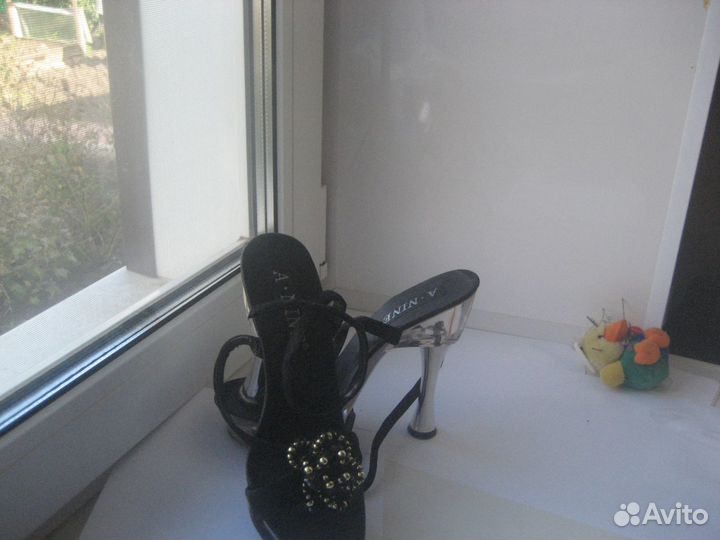 Босоножки черные