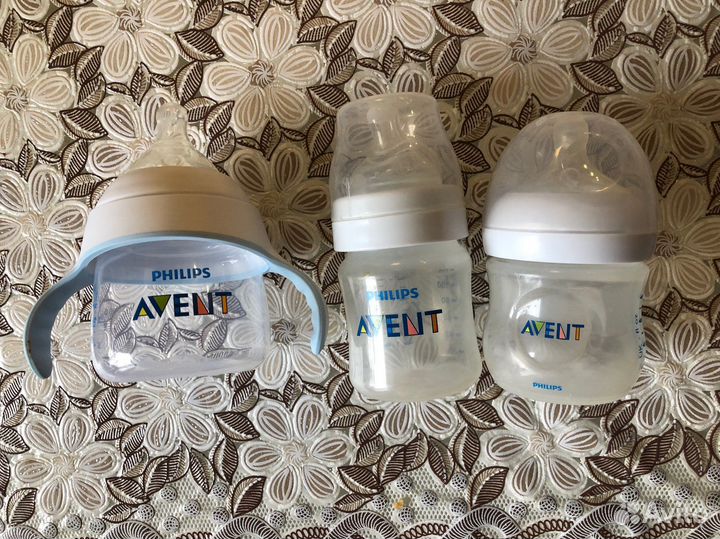 Молокоотсос ручной и три бутылочки Avent