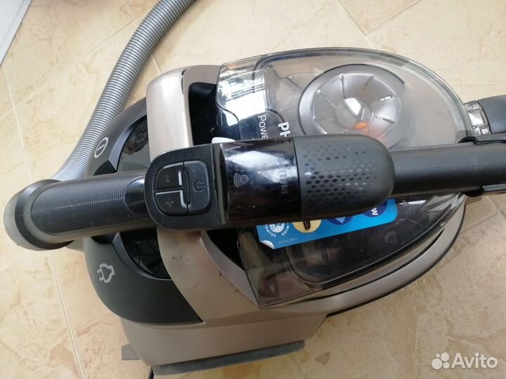 Пылесос безмешковый Philips FC8673/01 с пультом ду