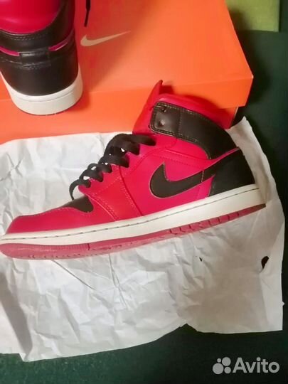 Air Jordan 1 Mid Reverse Bred