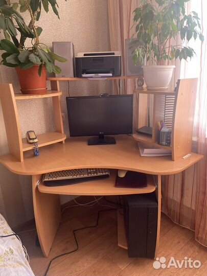 Компьютерный стол угловой с полками
