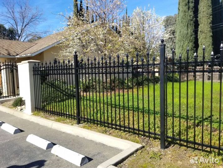 Металлический забор из профильной трубы