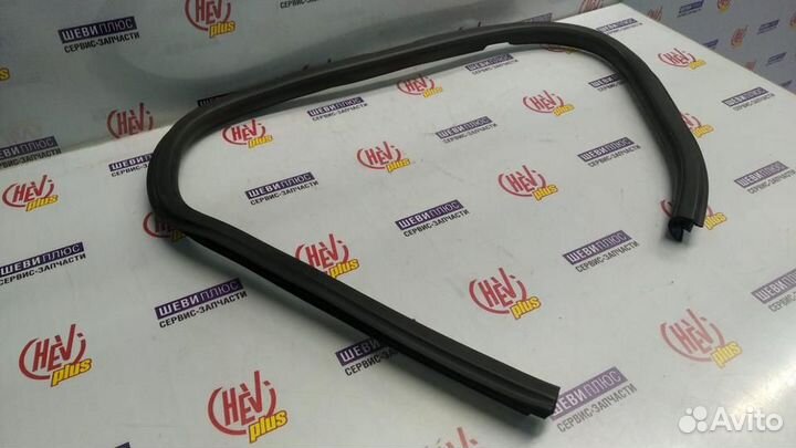 Уплотнитель стекла двери передней Hummer H3