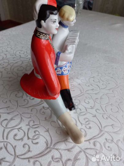 Статуэтка фарфоровая 