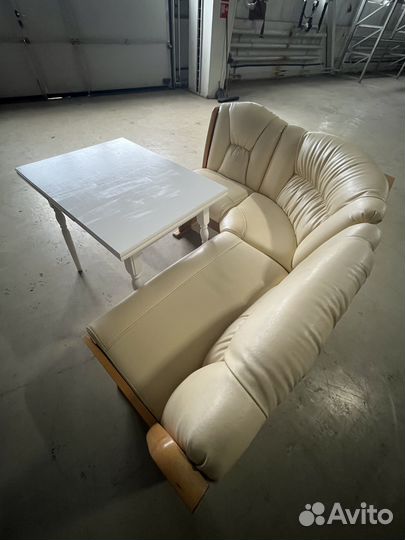 Кухонный уголок со столом и стульями