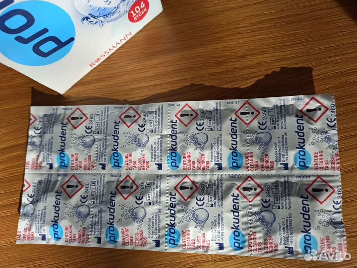 Средство для чистки зубных протезов, таблетница