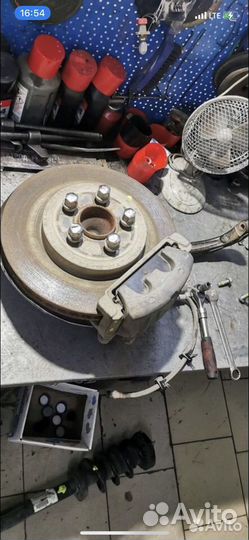 Передний левый суппорт Dodge challenger