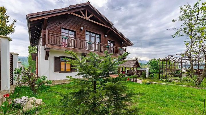 Дом 302 м² на участке 12 сот.