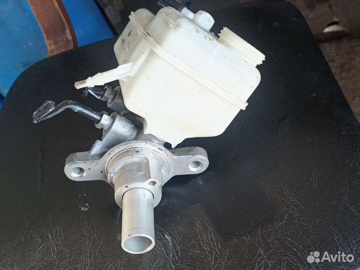 Цилиндр тормозной главный Jaguar X-Type 2008 2.2L