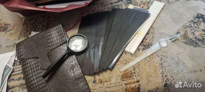 Много почтовых марок и этикеток