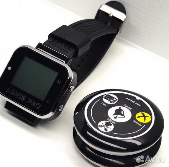 Кнопка вызова персонала кафе и часы официанта