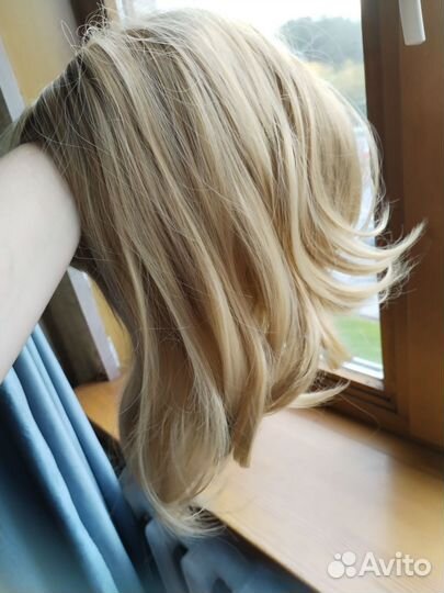 Парик под натуральный блонд каре с удлинением