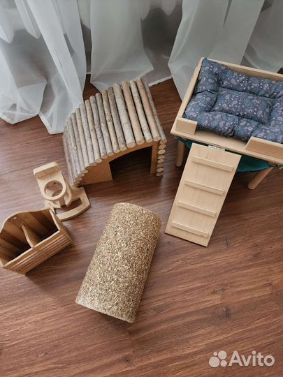 Терраса, домик, сенник,поилка и вольер для грызу