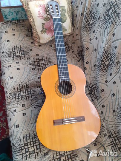 Классическая гитара с металическими струнами