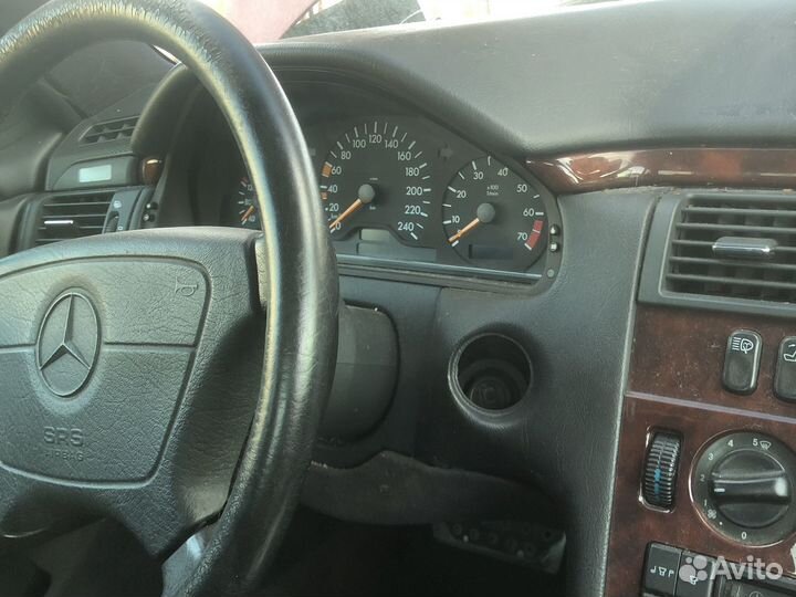 Салон на мерседес е 210