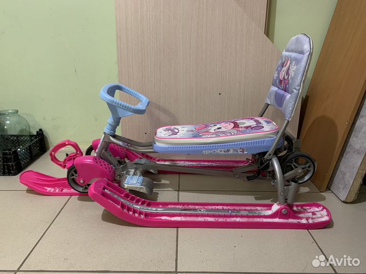 Снегокат с ручкой и колесами