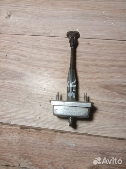 Ограничитель задней двери Chevrolet Cruze 1